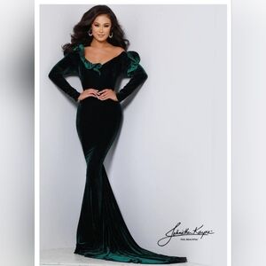 Elegant Velvet Green Evening Dress